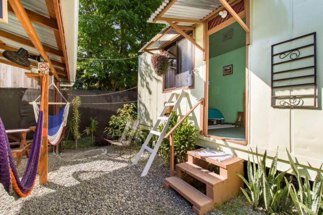 Container House Cahuita Hotel Exterior photo