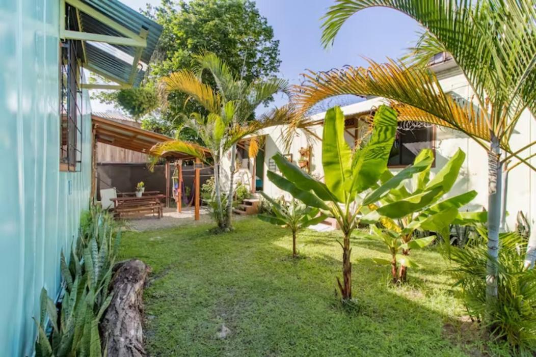 Container House Cahuita Hotel Exterior photo