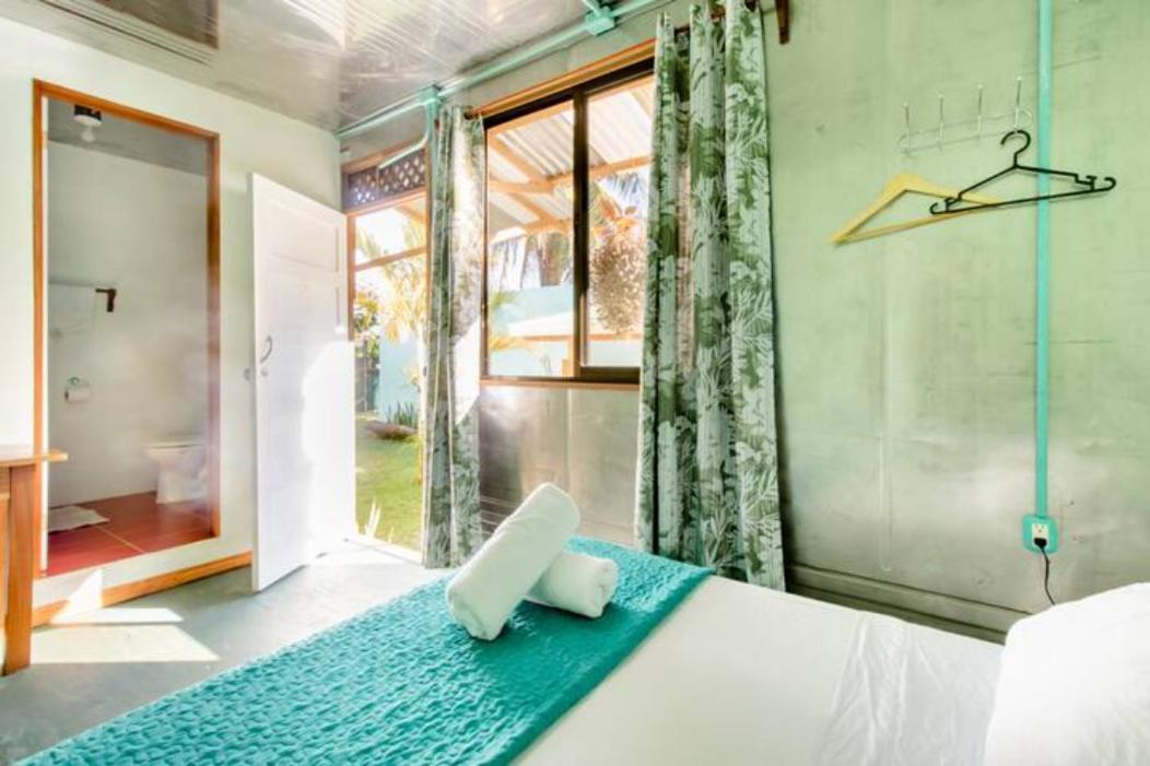 Container House Cahuita Hotel Exterior photo