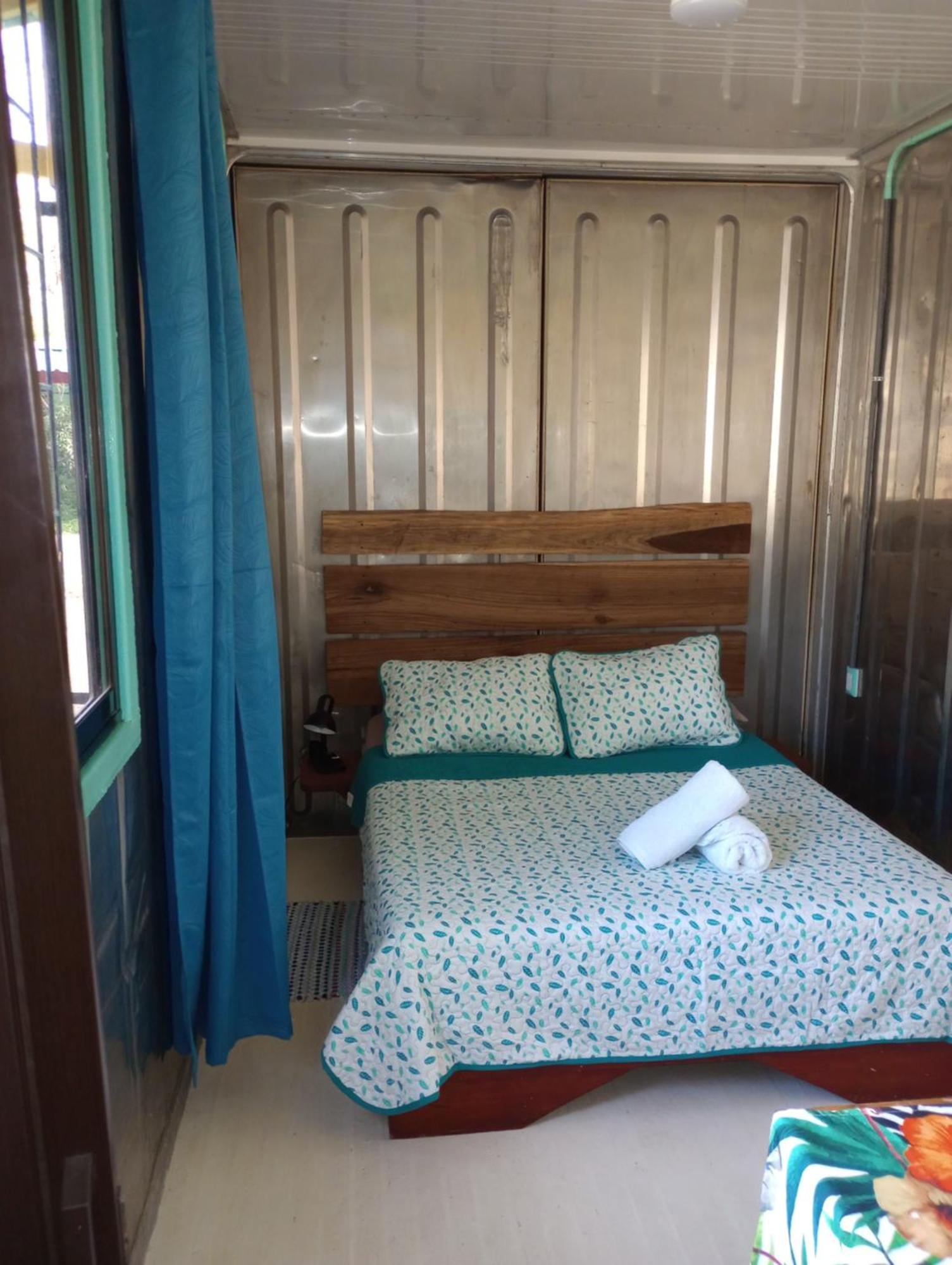 Container House Cahuita Hotel Exterior photo